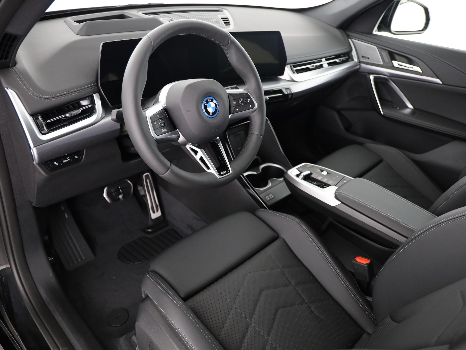 BMW iX1 30 xDrive-image-12