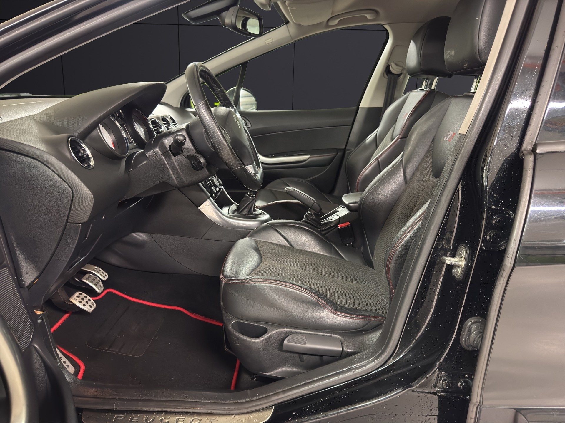 PEUGEOT 308 1.6 16V T GTi-image-12