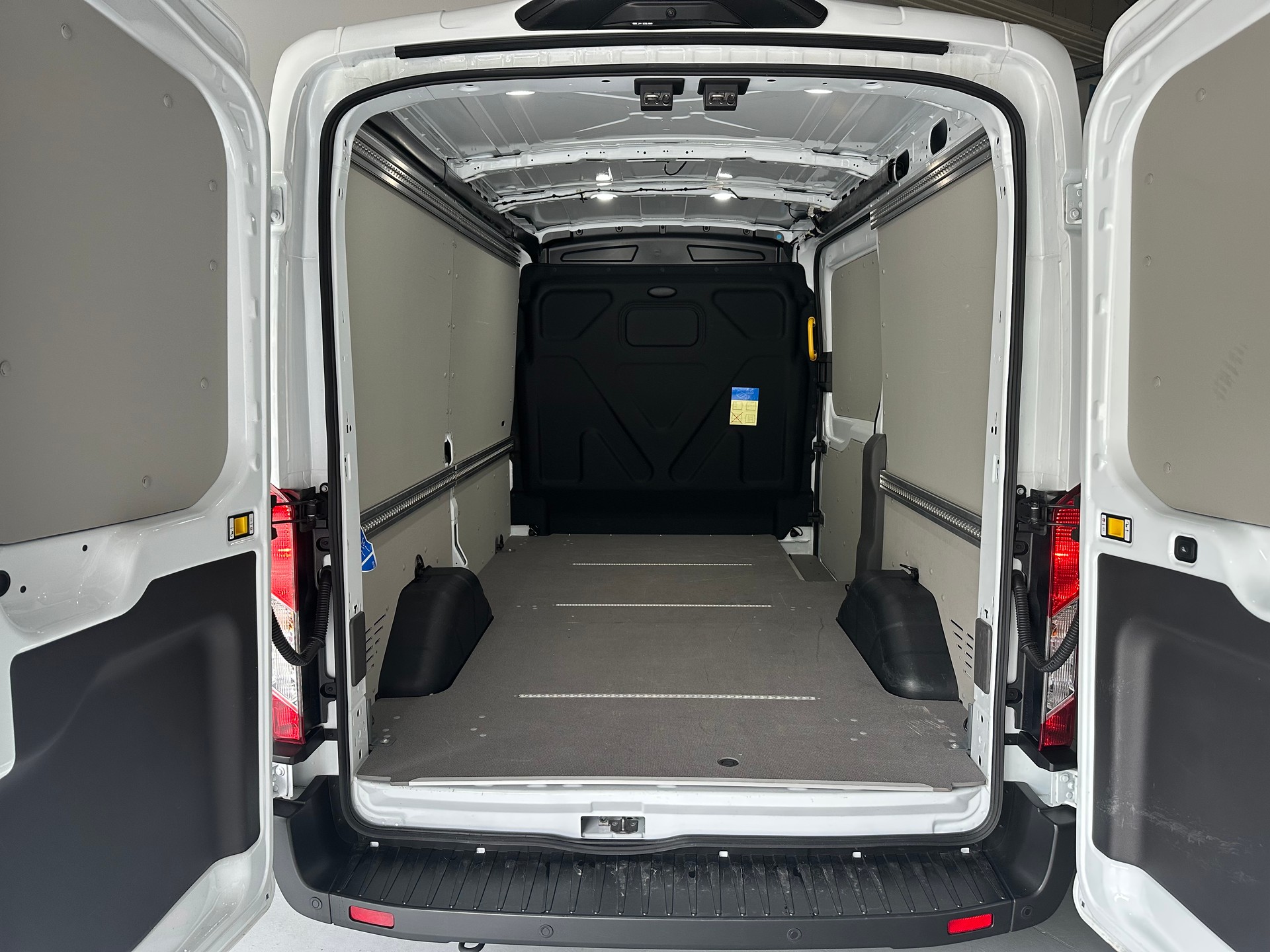 FORD E-Transit Van 350 L2 Trend RWD 68kWh-image-9