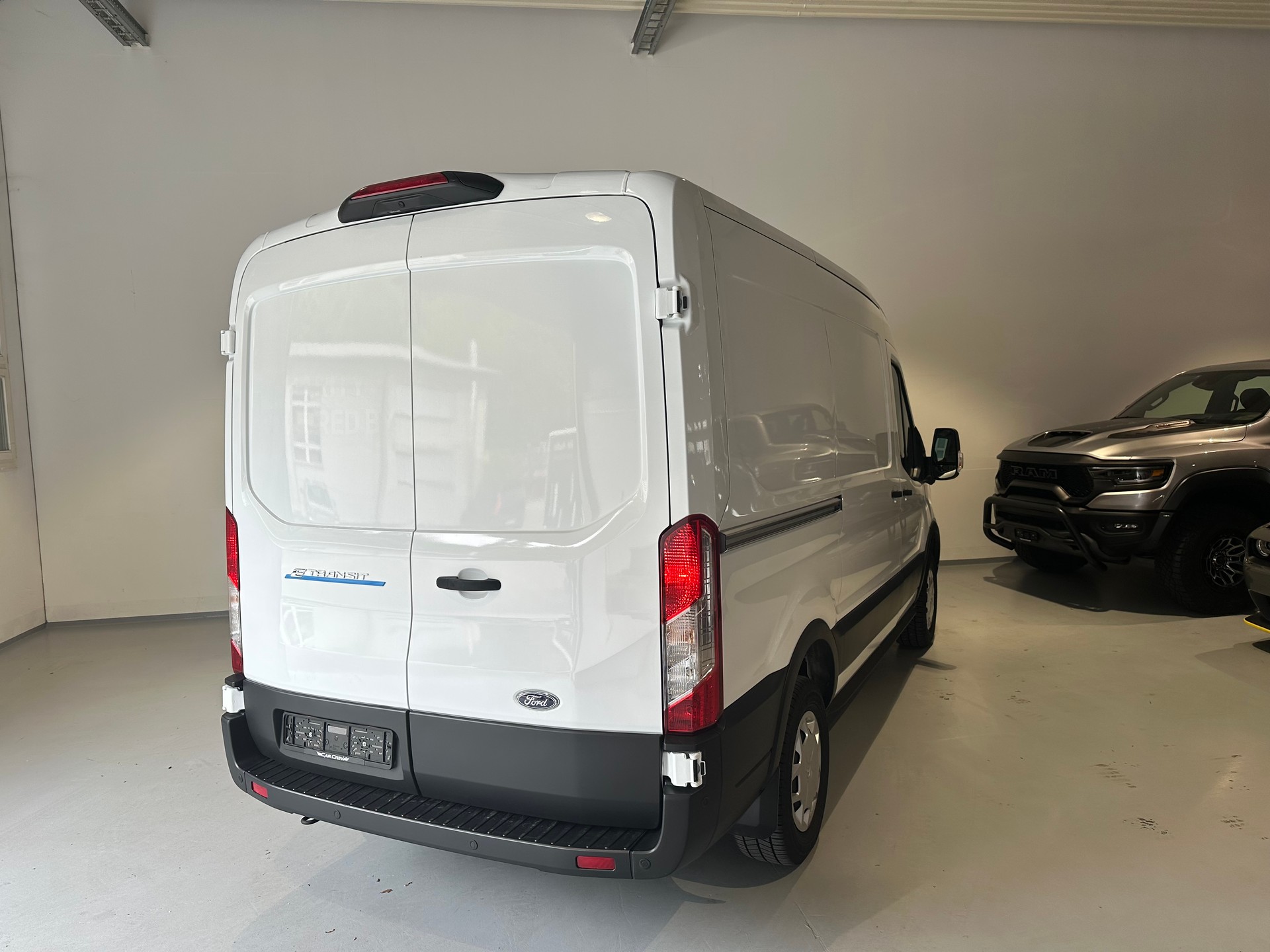 FORD E-Transit Van 350 L2 Trend RWD 68kWh-image-11