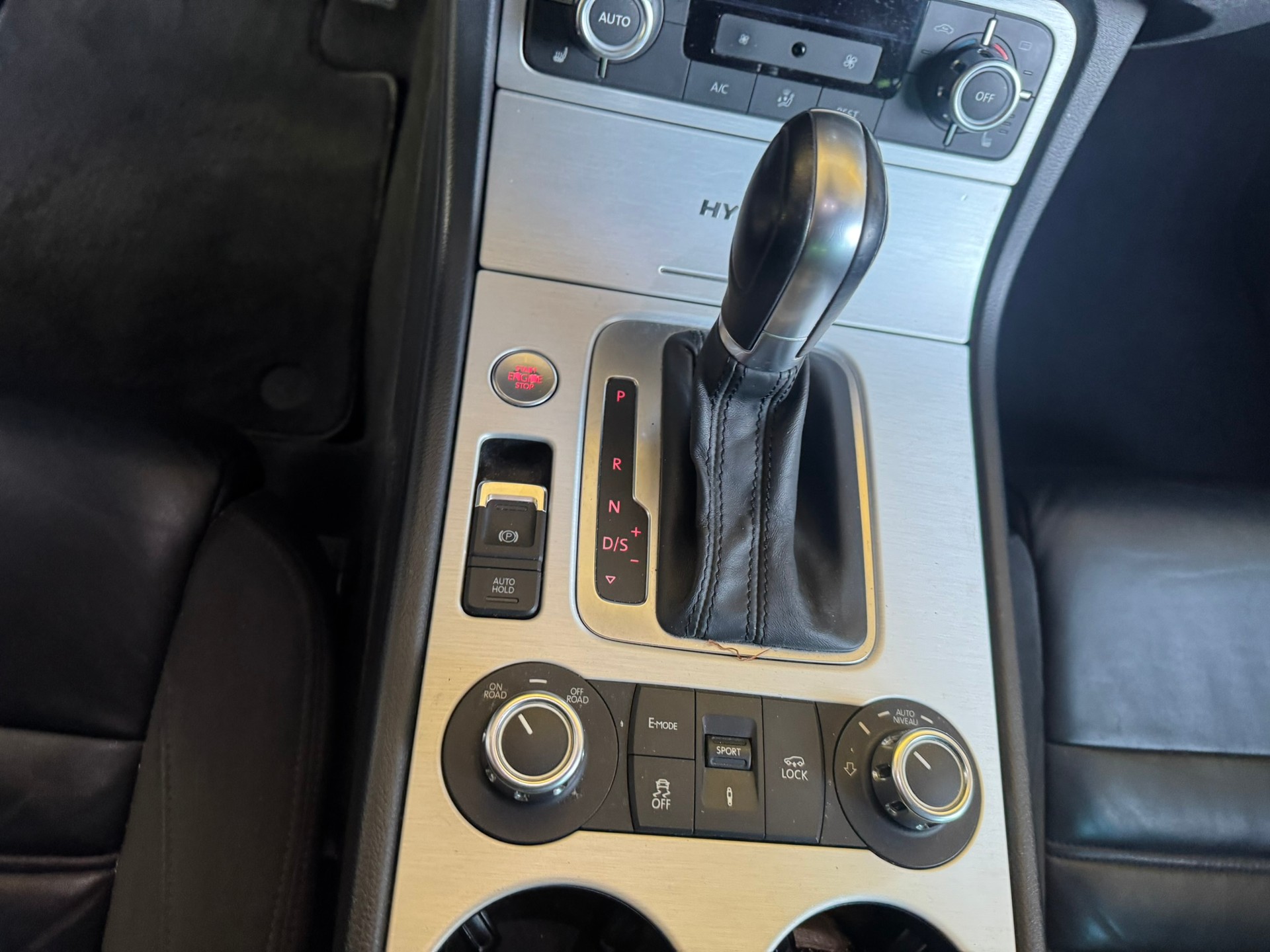 VW Touareg 3.0 TSI Hybrid Tiptronic-image-15