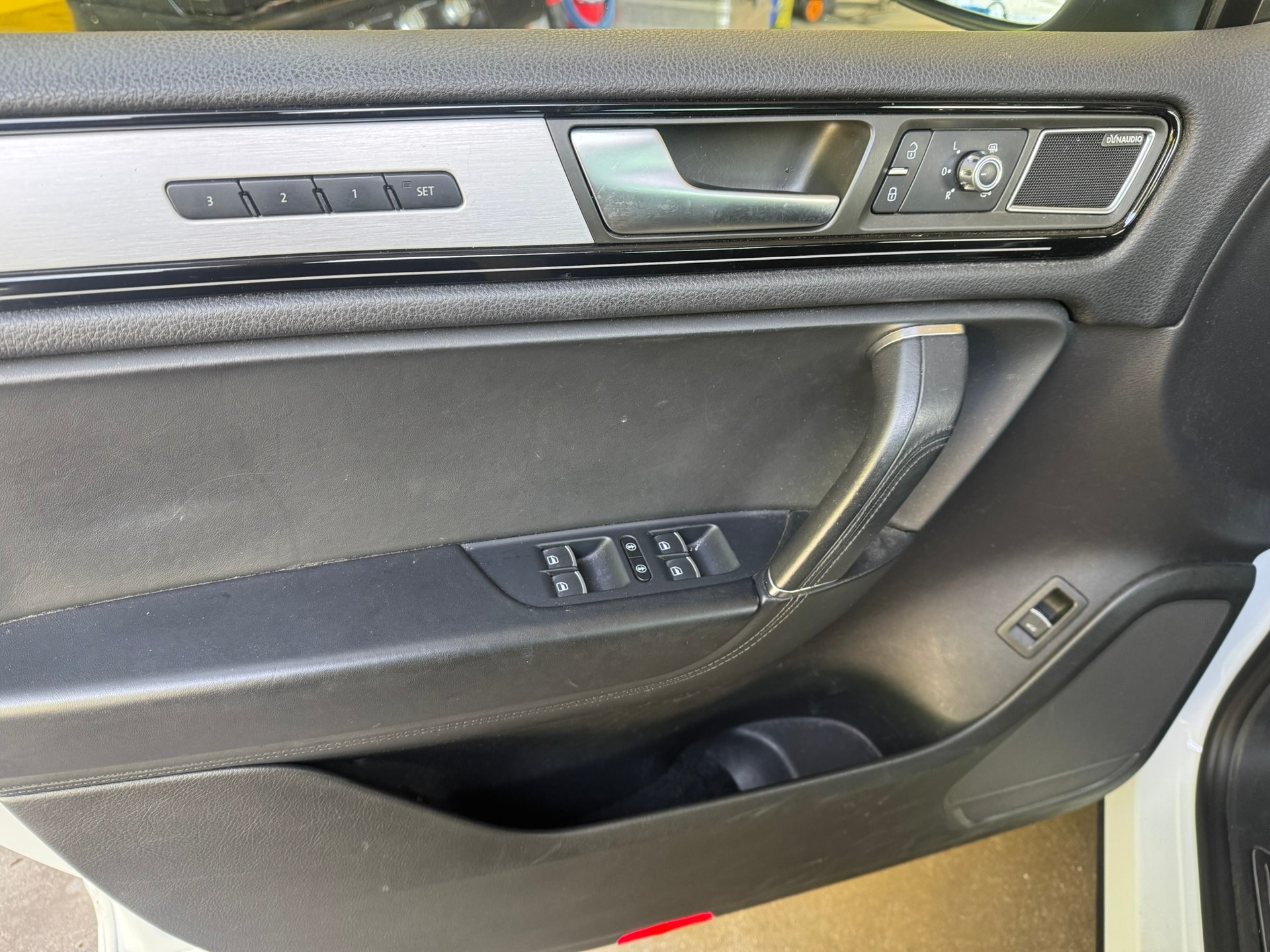 VW Touareg 3.0 TSI Hybrid Tiptronic-image-16