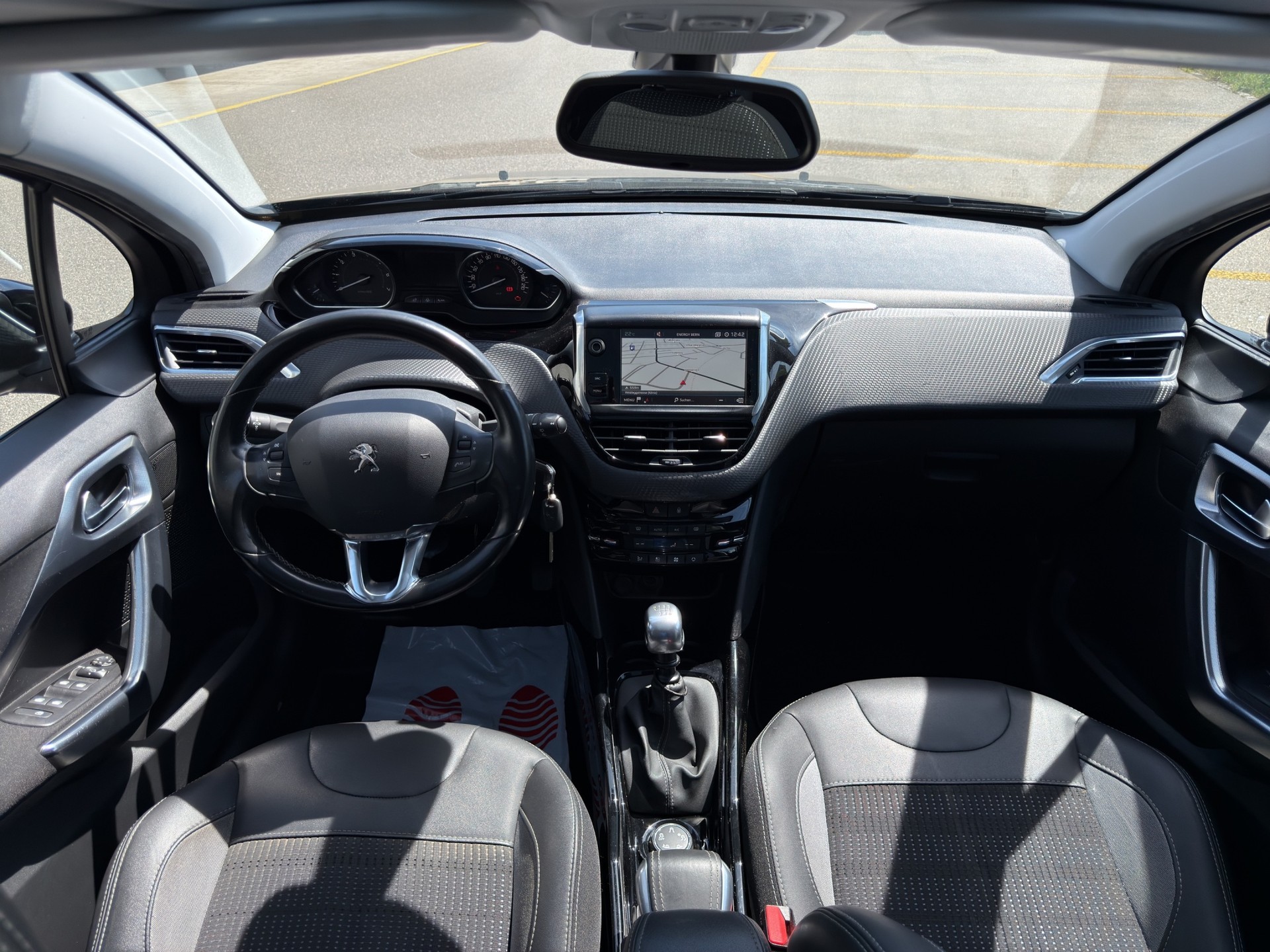 PEUGEOT 2008 1.2 PureTech Allure-image-8