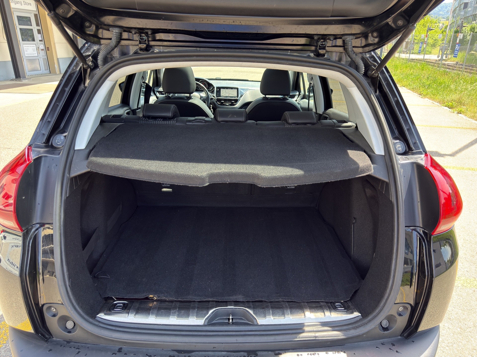 PEUGEOT 2008 1.2 PureTech Allure-image-12