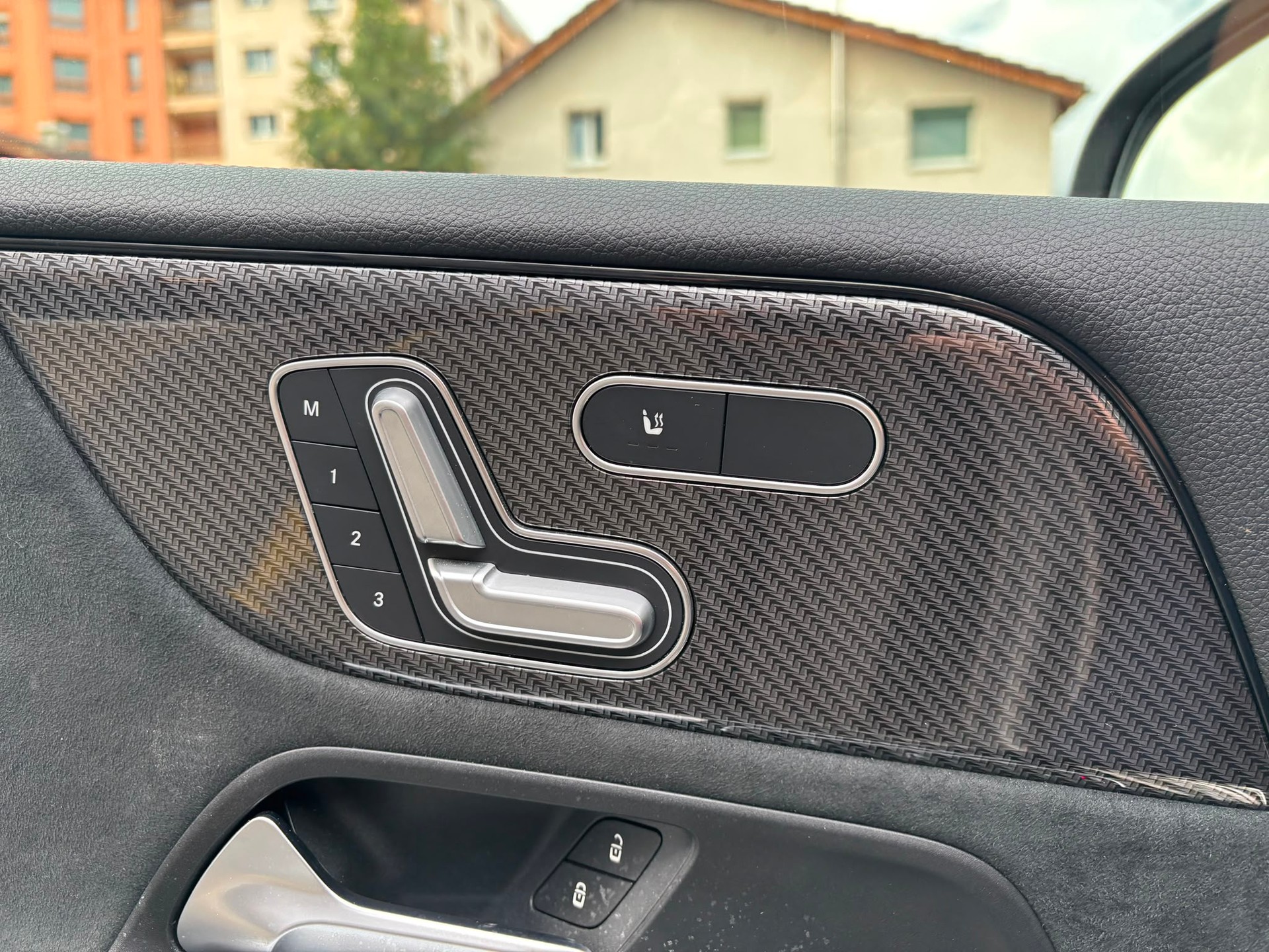 MERCEDES-BENZ B 220 4Matic AMG Line-image-7