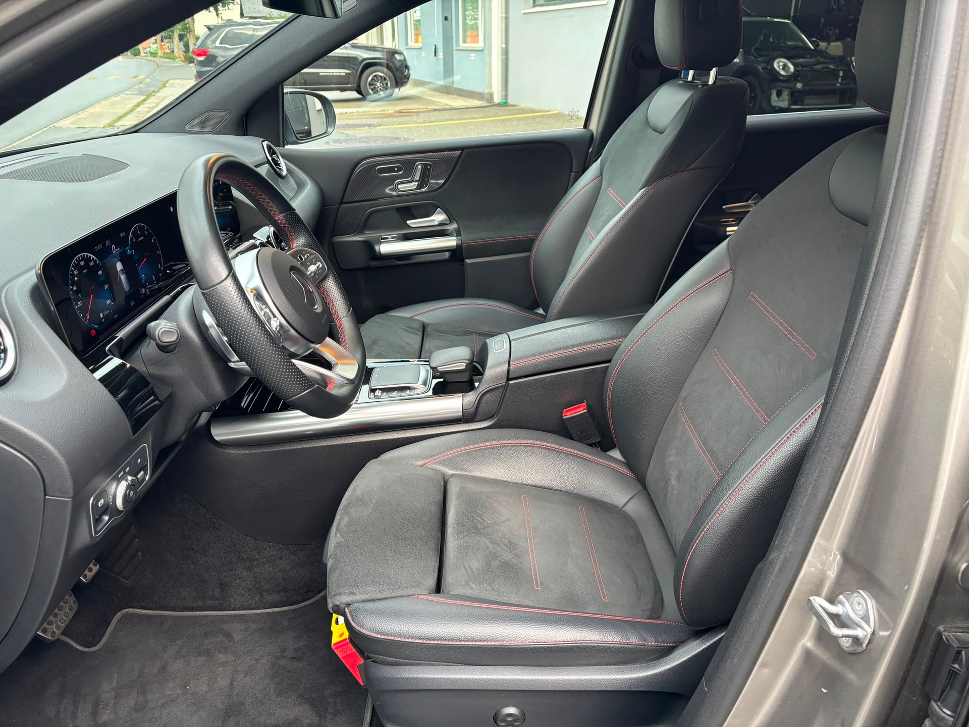 MERCEDES-BENZ B 220 4Matic AMG Line-image-6