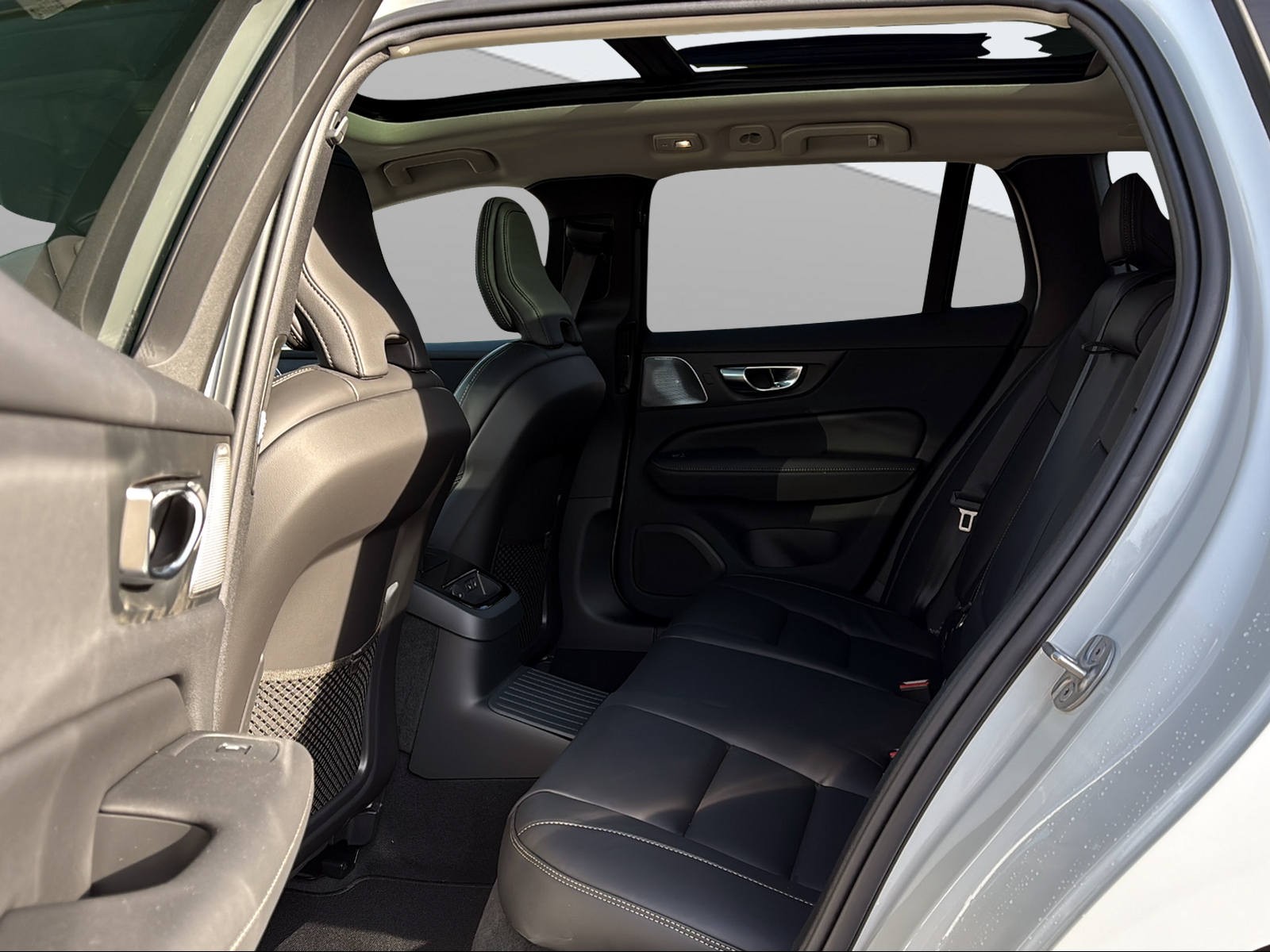 VOLVO V60 T8 eAWD Plug in Hybrid Ultra Dark Geartronic-image-16