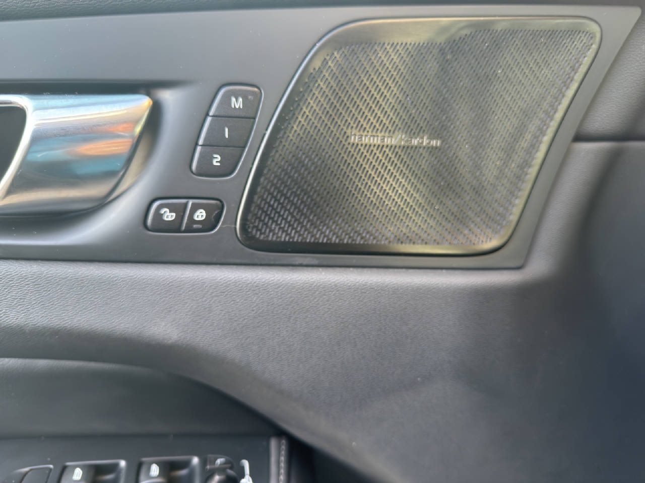 VOLVO XC60 2.0 T8 TE R-Design eAWD-image-11