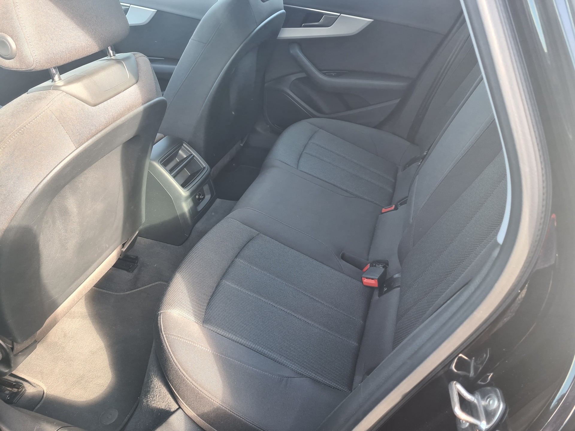 AUDI A4 Avant 2.0 TDI-image-10