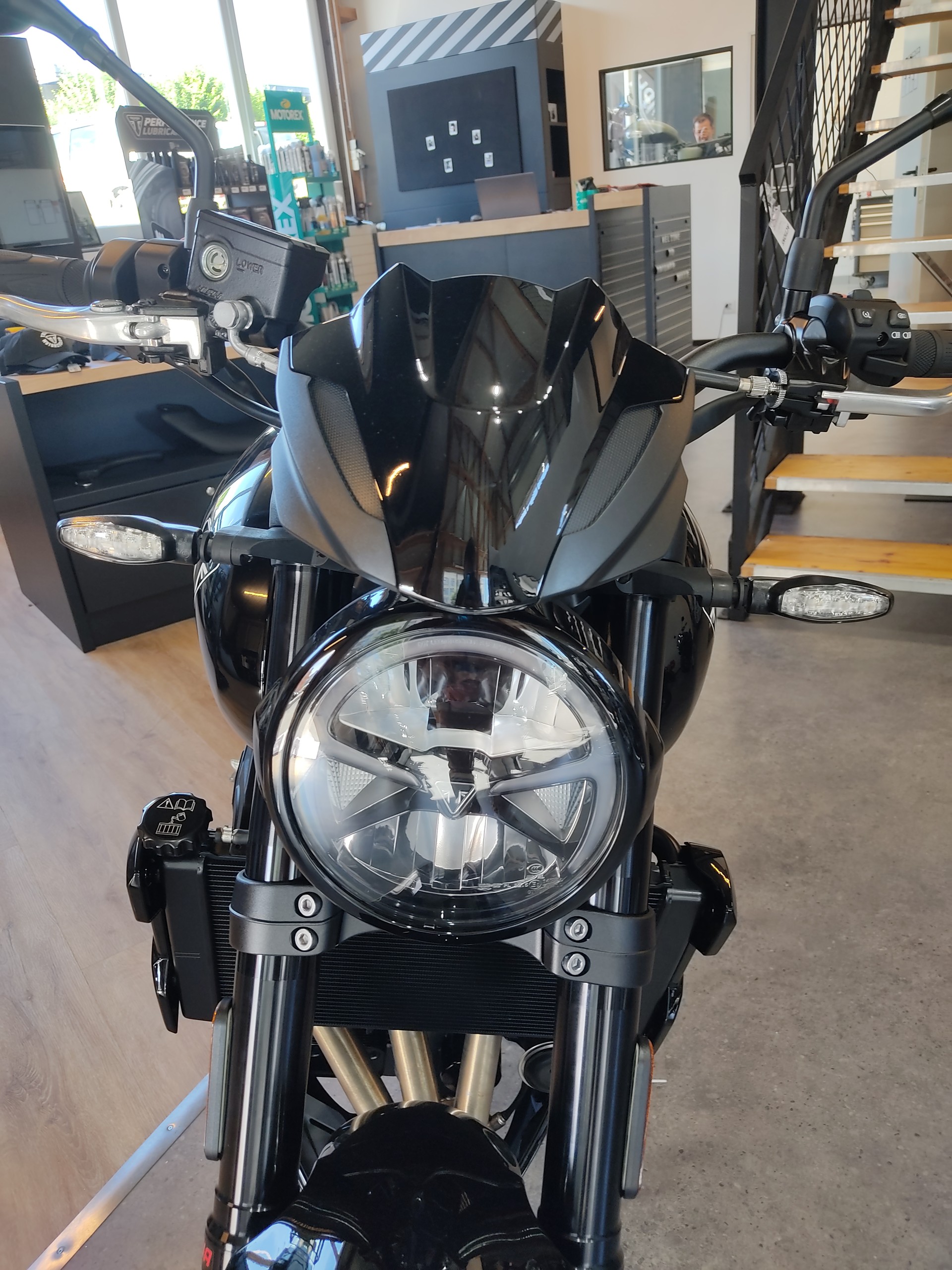 TRIUMPH Trident-image-4