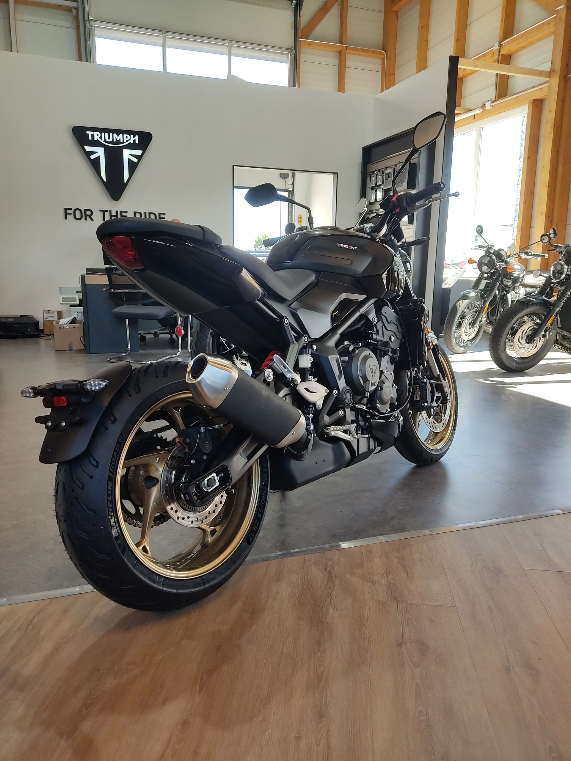 TRIUMPH Trident-image-2