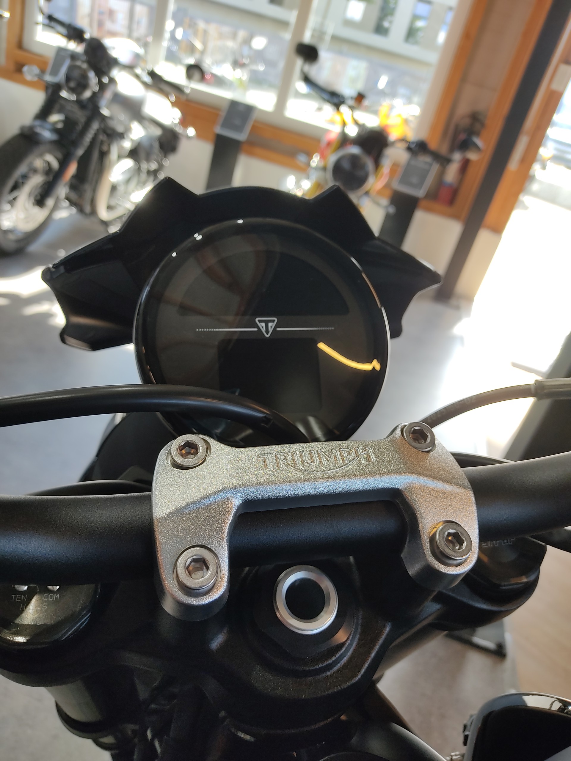 TRIUMPH Trident-image-10