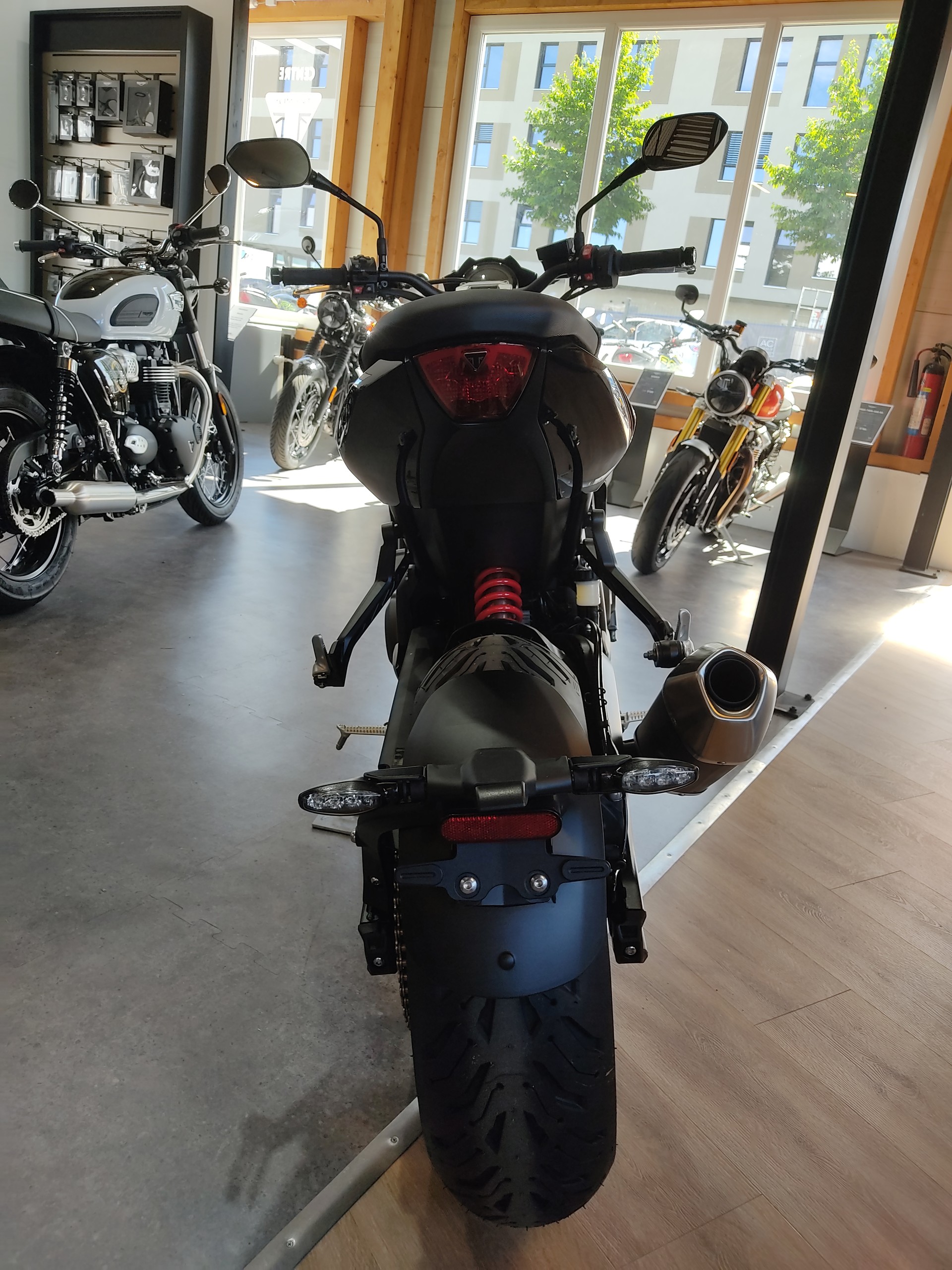 TRIUMPH Trident-image-8