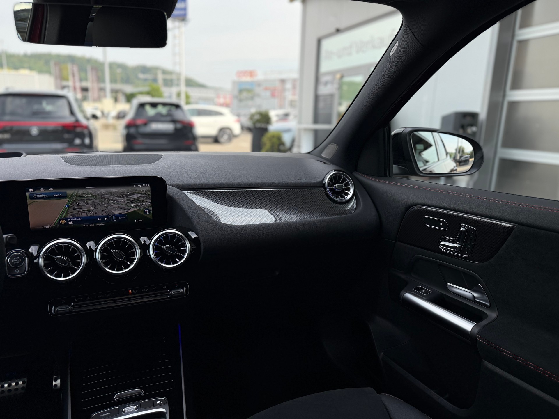 MERCEDES-BENZ GLA 200 AMG Line Night Star 7G-DCT-image-6