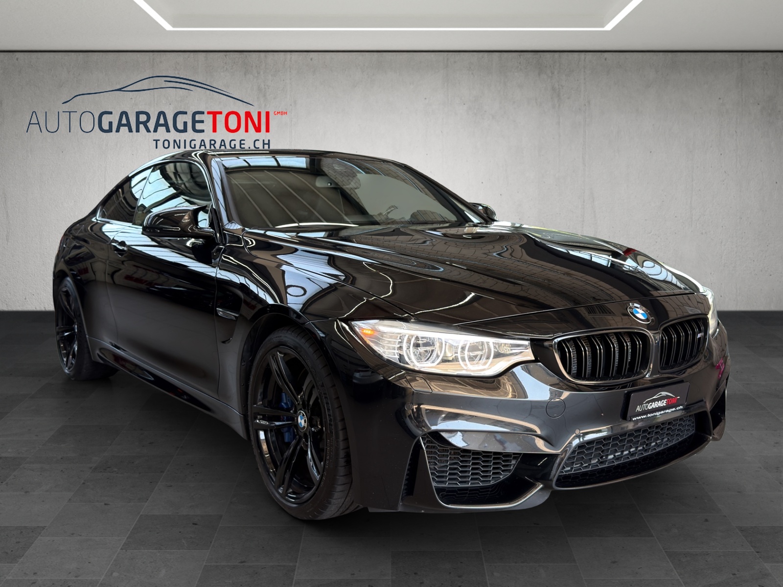 BMW M4 Coupé DKG-showroom-element-1