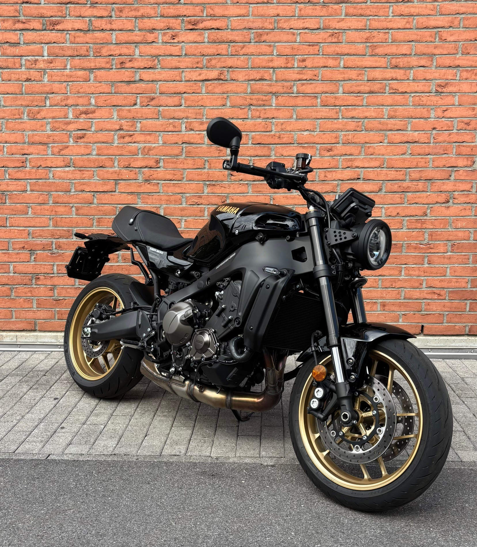 YAMAHA XSR 900-image-1