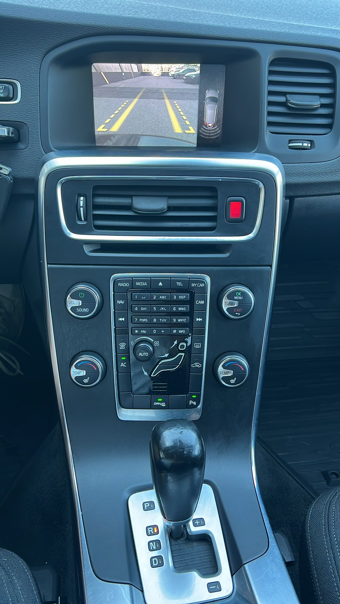 VOLVO V60 D3 Momentum Geartronic-image-12