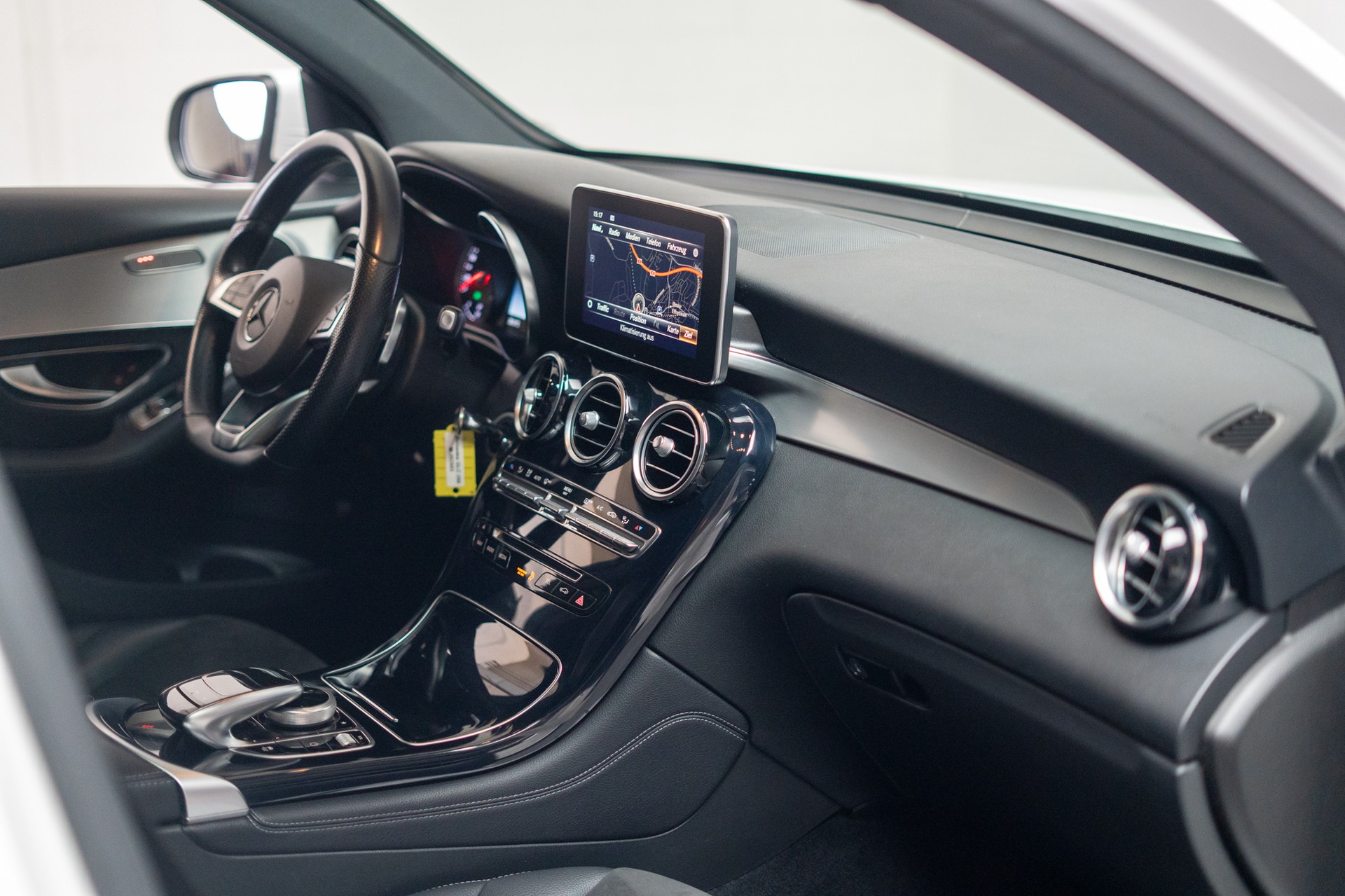 MERCEDES-BENZ GLC 250 d AMG Line 4m / CH-Fahrzeug / Panorama / Rückfahrkamera-image-17