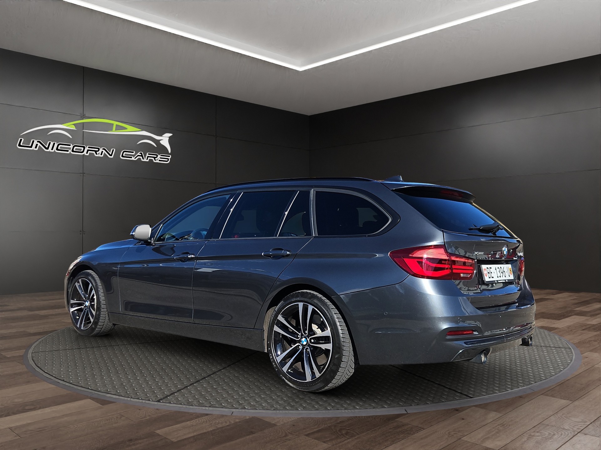 BMW 340i xDrive Touring Steptronic-showroom-element-3