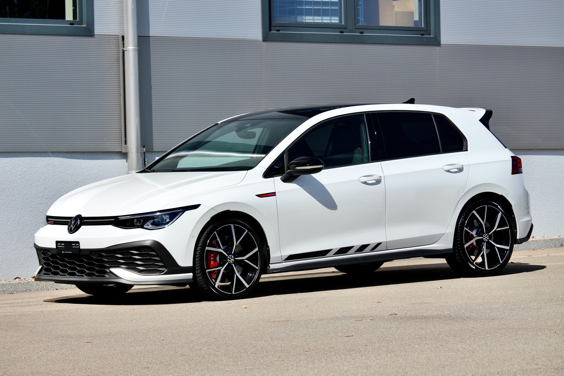 VW Golf 2.0 TSI GTI CLUBSPORT - EDITION DSG 300PS °TOP-Ausstattung °Black & White Package ° MJ. 2024-showroom-element-3