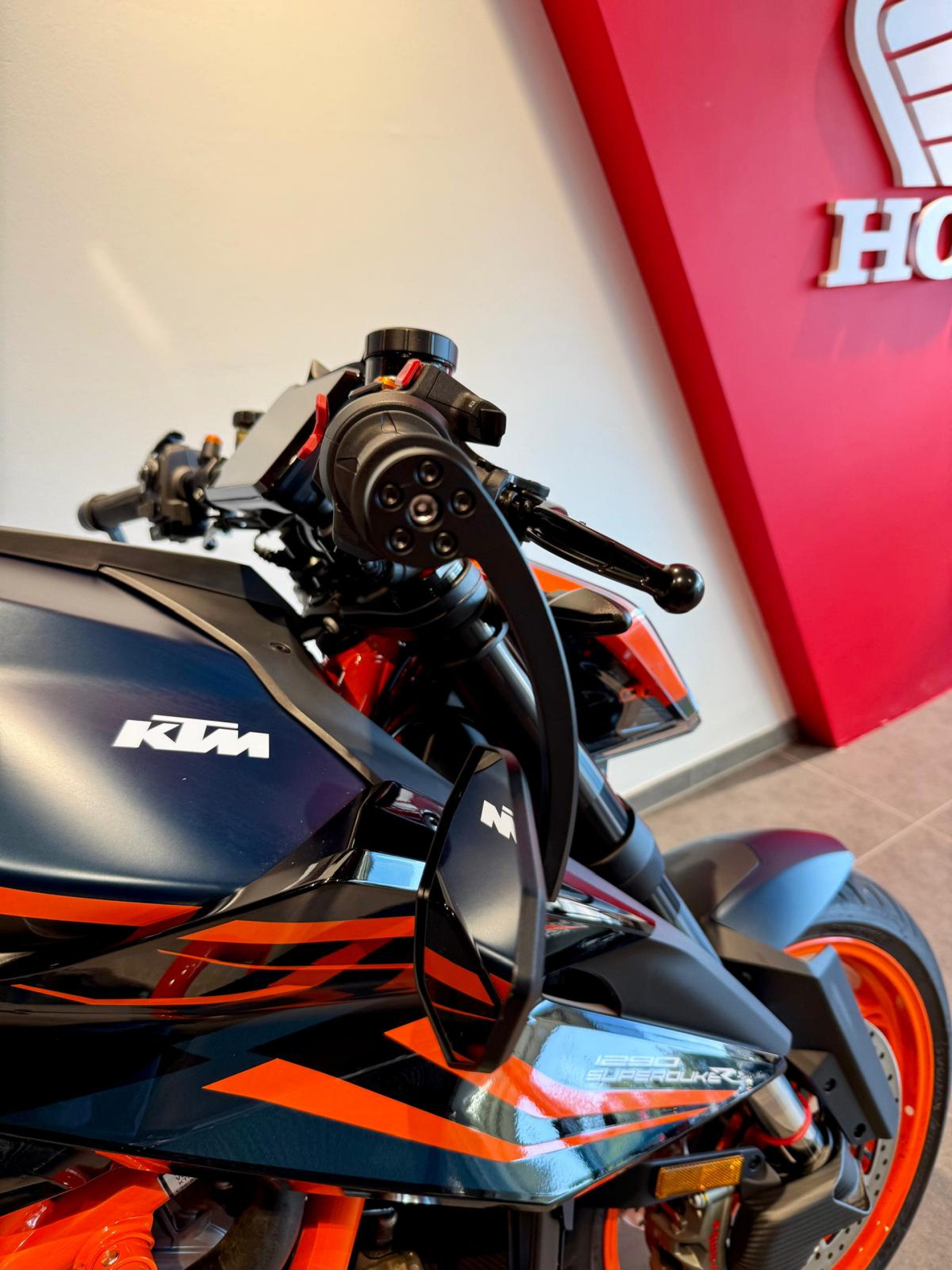 KTM 1290 Super Duke R Evo-image-3