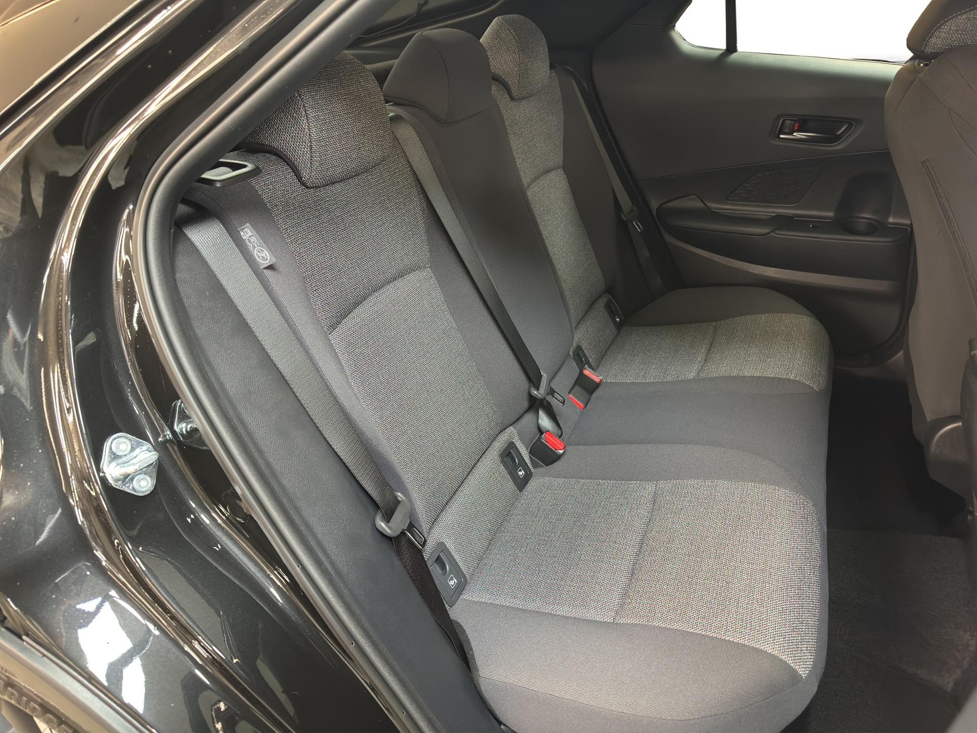 TOYOTA C-HR 1.8 HEV Swiss Edition-image-8