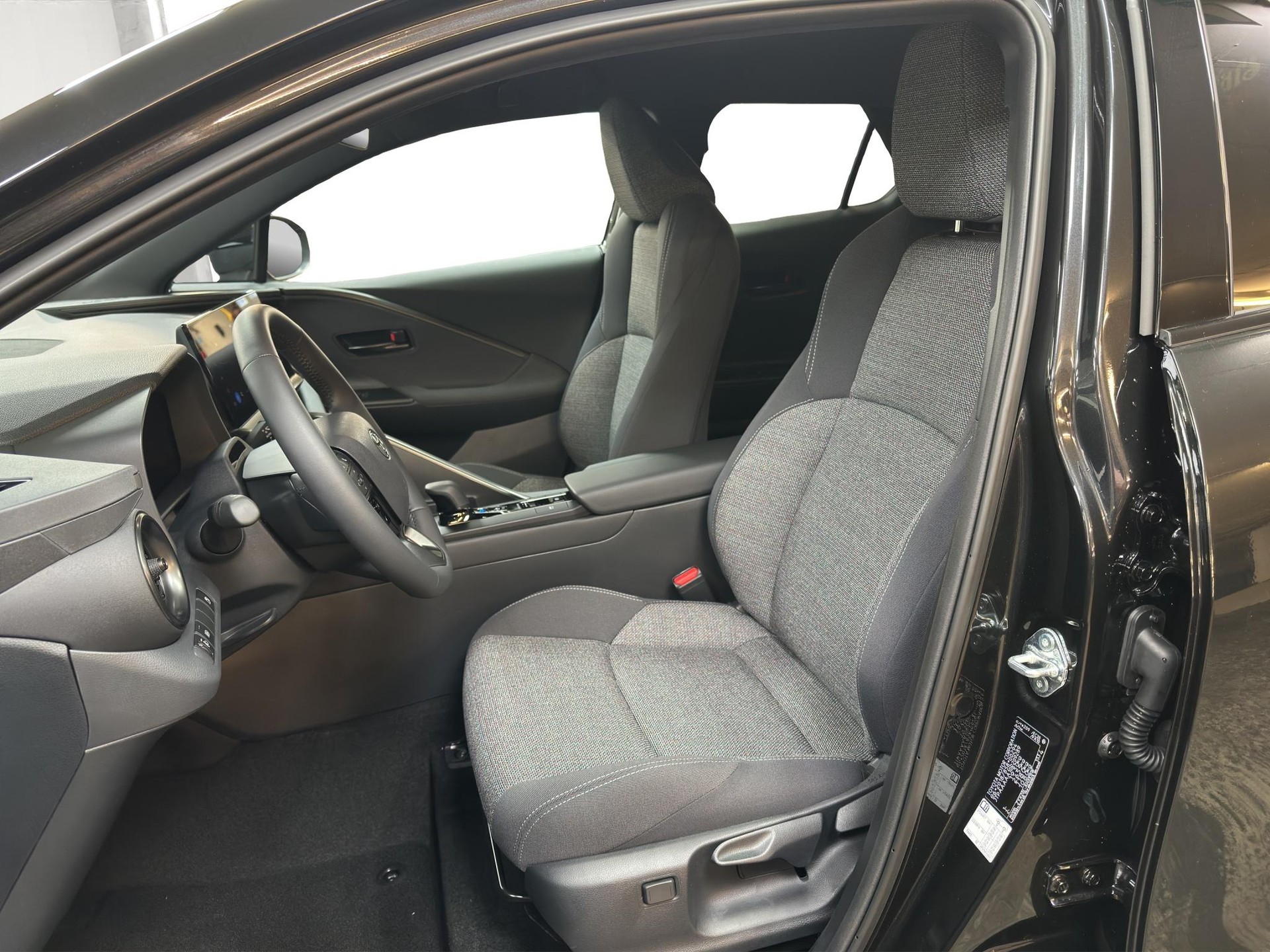 TOYOTA C-HR 1.8 HEV Swiss Edition-image-7