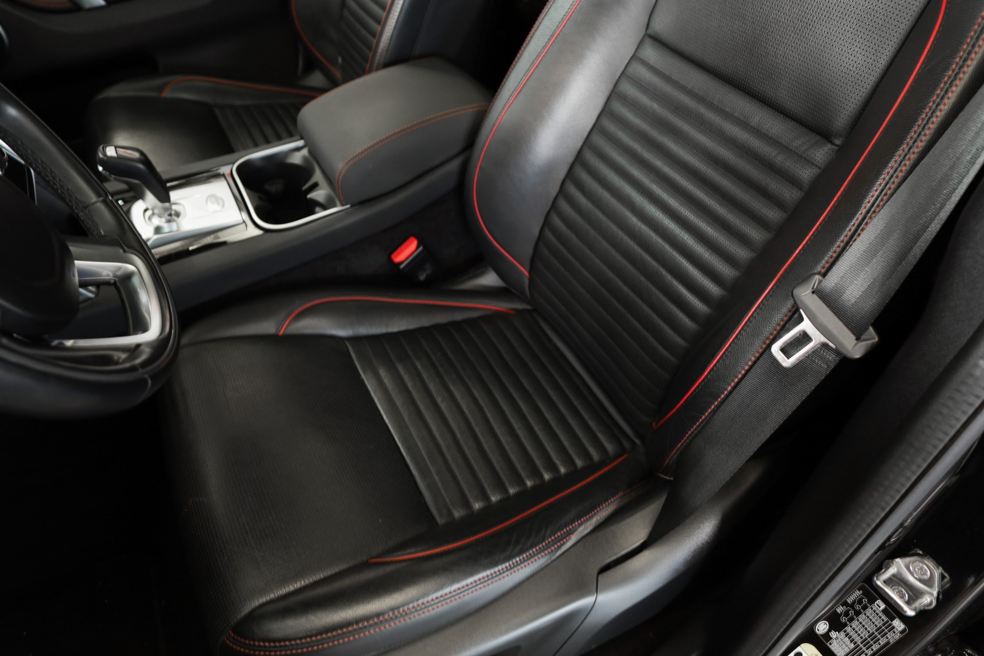 LAND ROVER Discovery Sport R Dyn P250 2.0 Si4 MHEV SE AT9-image-8