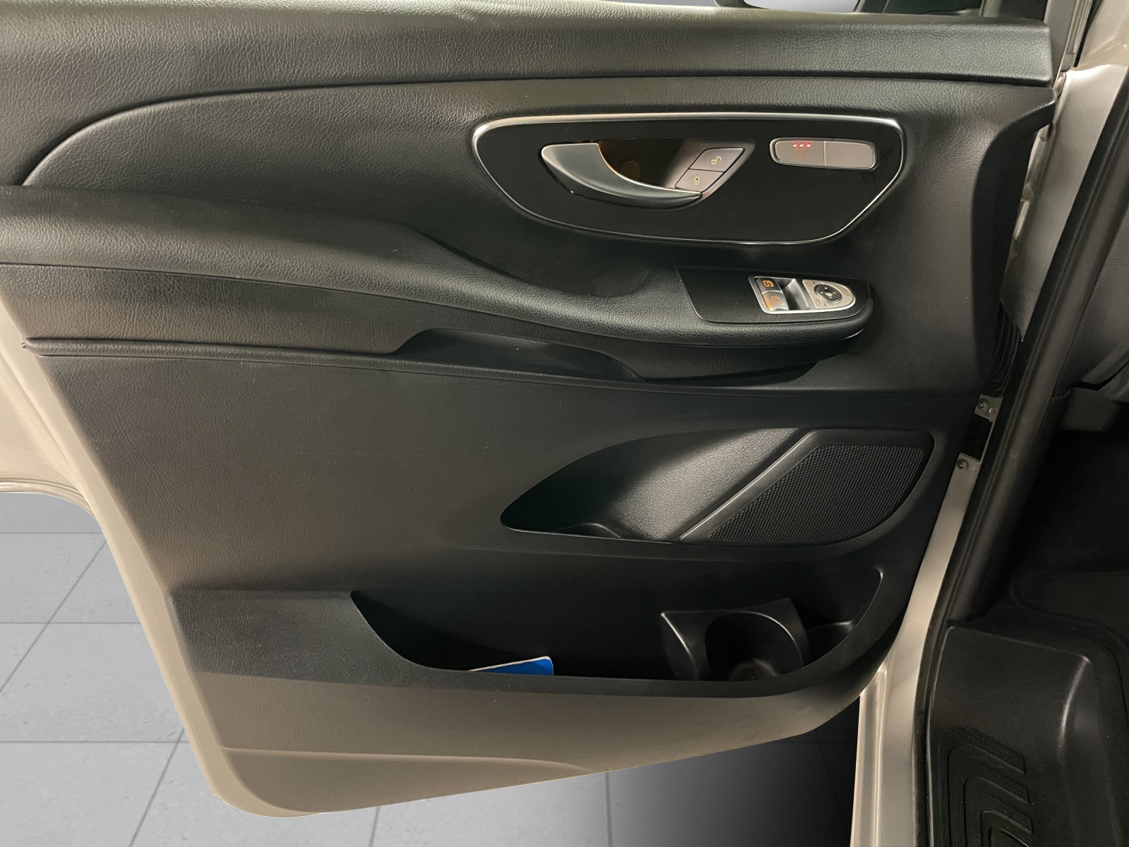 MERCEDES-BENZ V 220 d L 4Matic-image-6