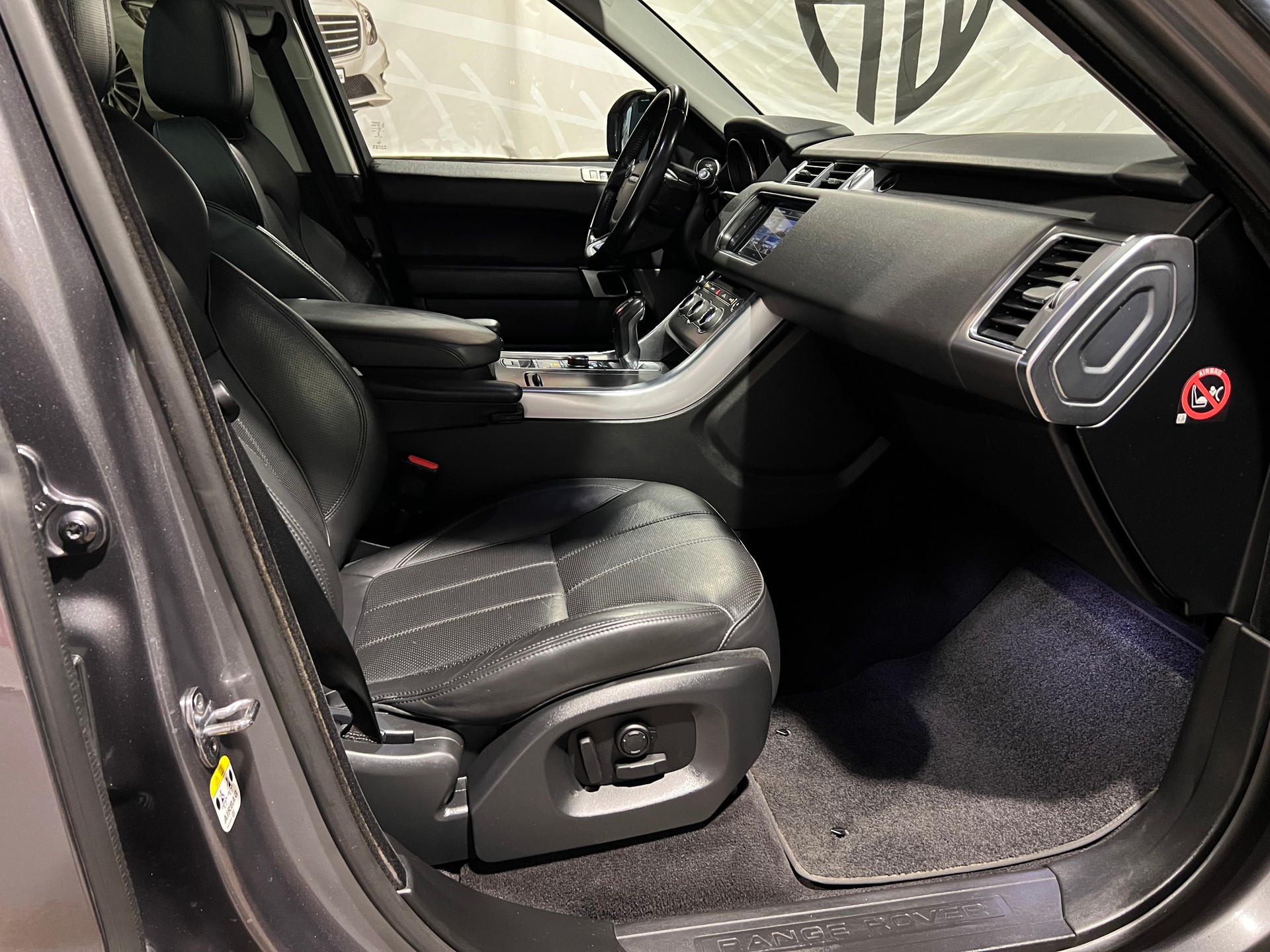 LAND ROVER Range Rover Sport 3.0 TDV6 SE Automatic-image-13
