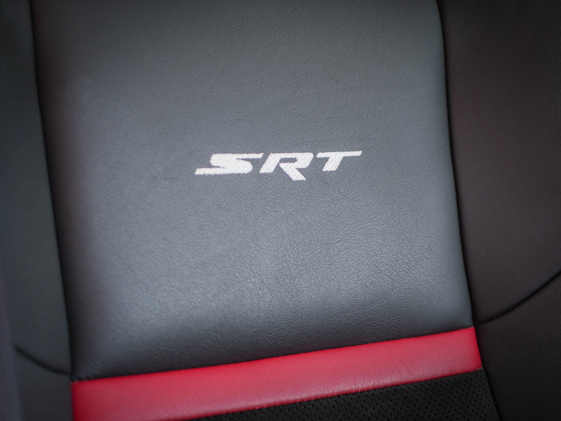 DODGE Challenger 6.4 V8 HEMI SRT8-image-15