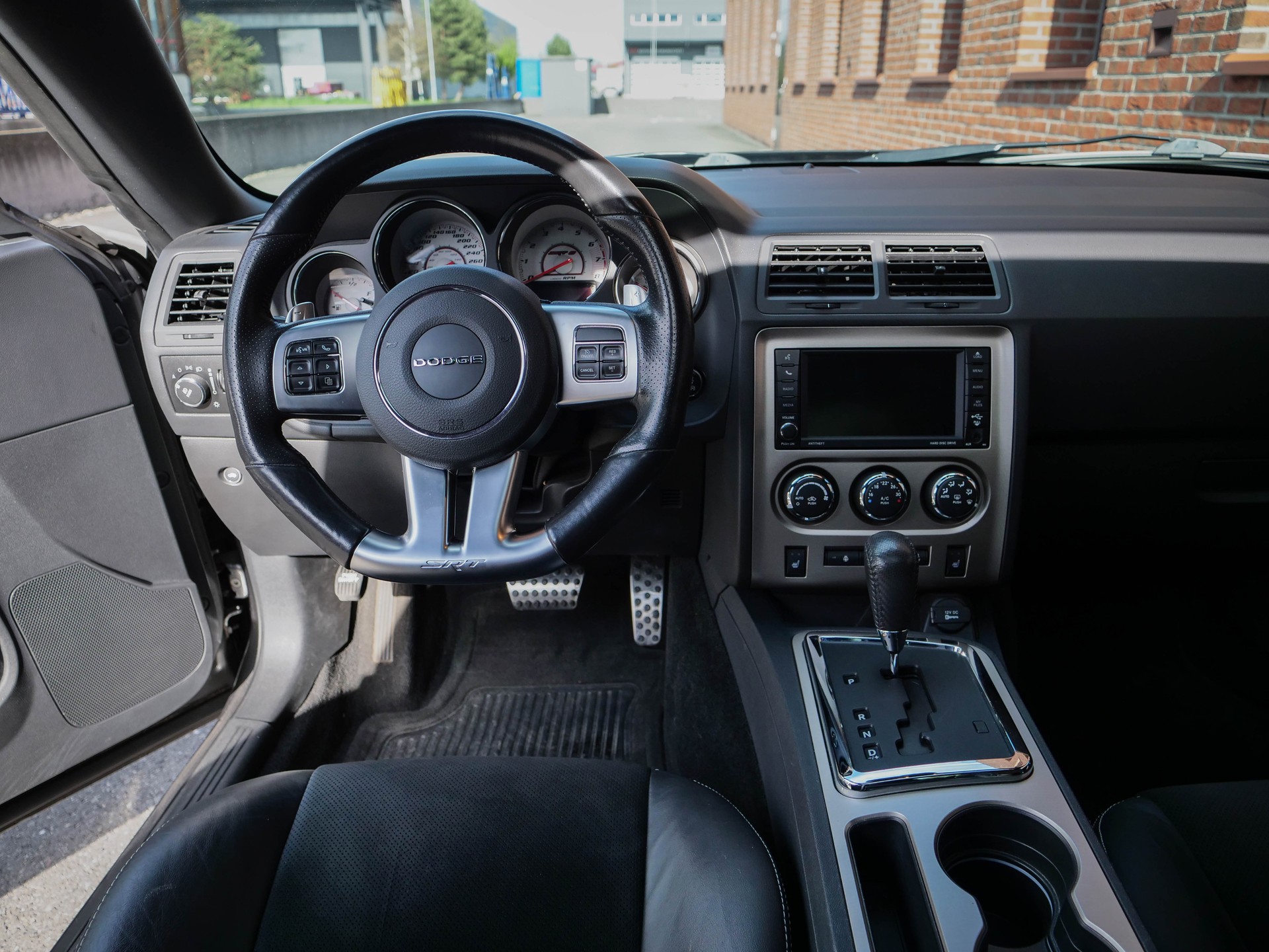 DODGE Challenger 6.4 V8 HEMI SRT8-image-5
