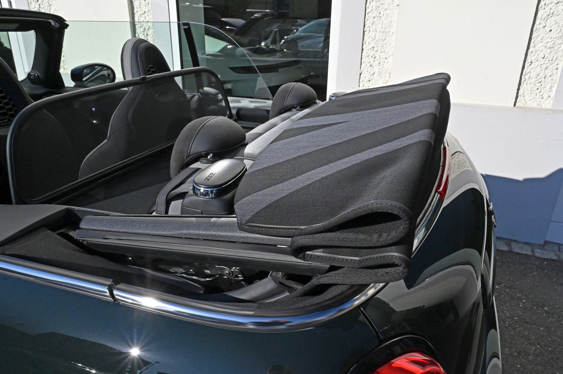 MINI Cooper John Cooper Works Cabriolet Steptronic-image-26