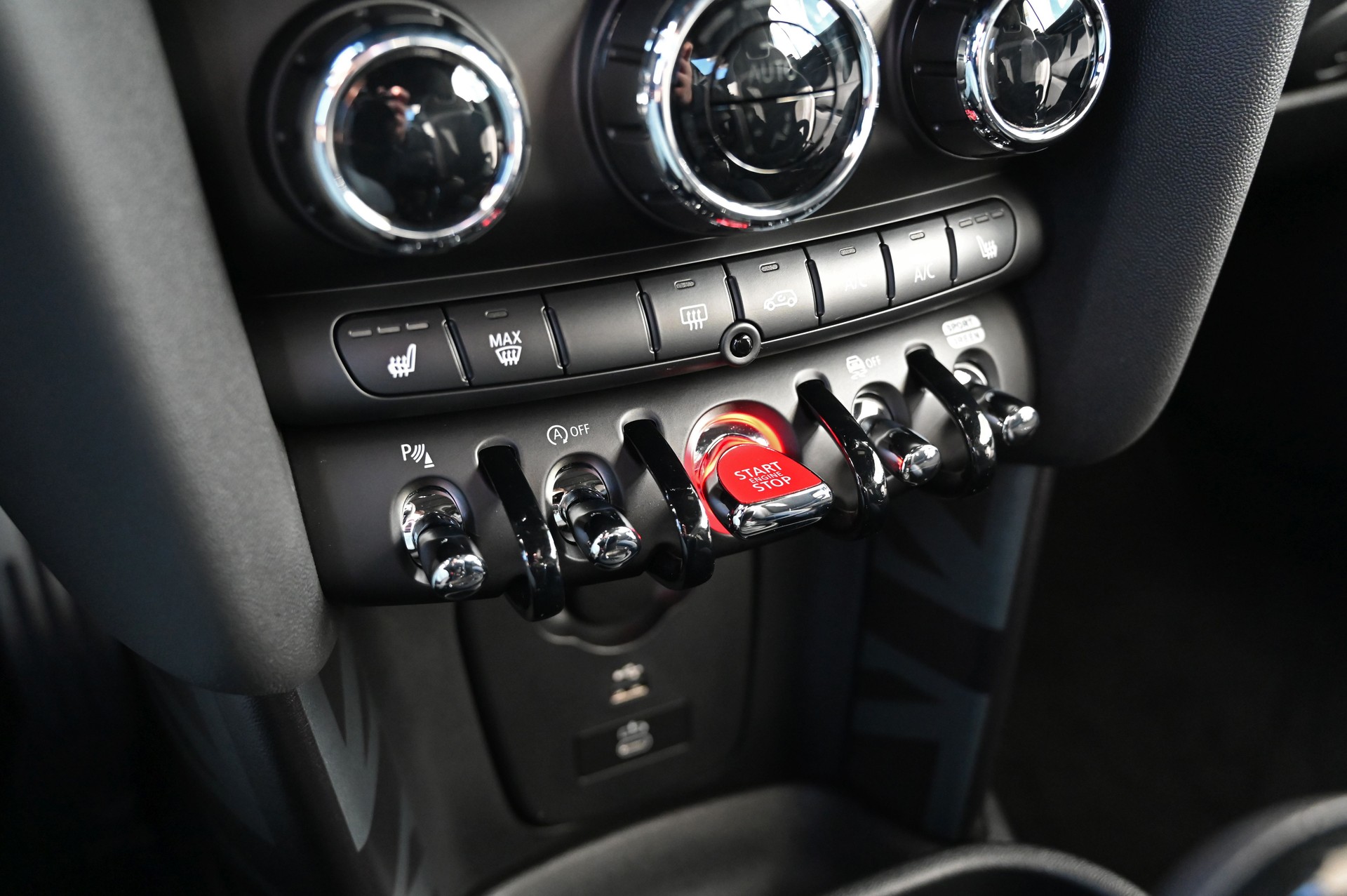 MINI Cooper John Cooper Works Cabriolet Steptronic-image-19