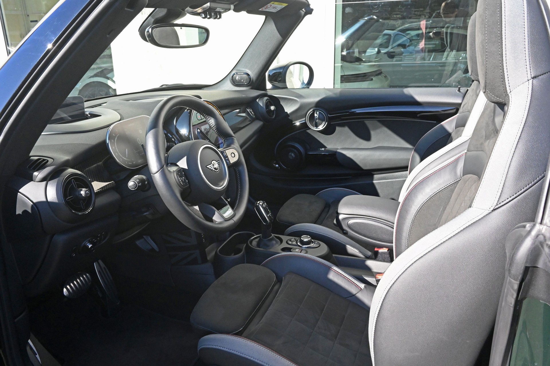 MINI Cooper John Cooper Works Cabriolet Steptronic-image-14