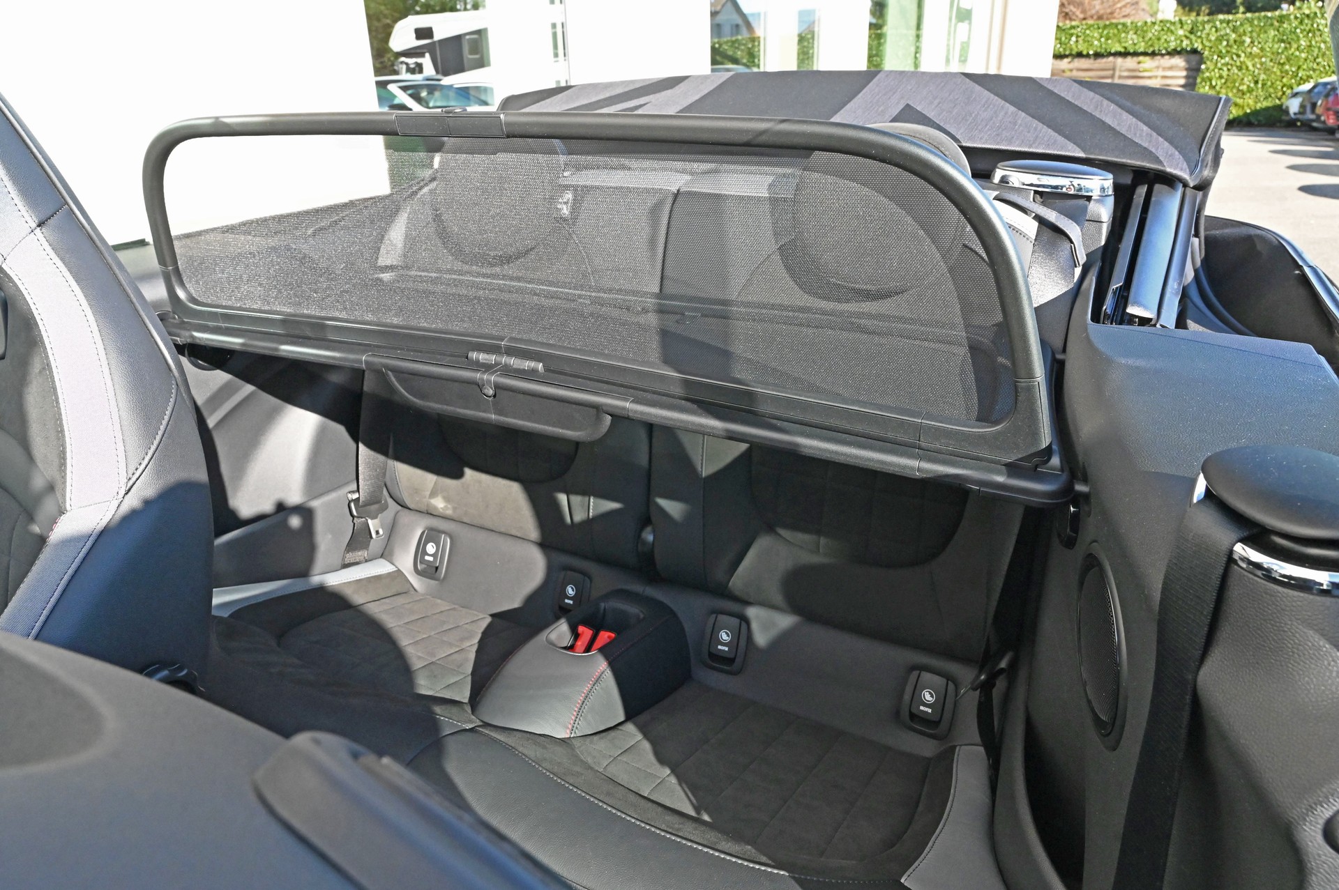 MINI Cooper John Cooper Works Cabriolet Steptronic-image-24