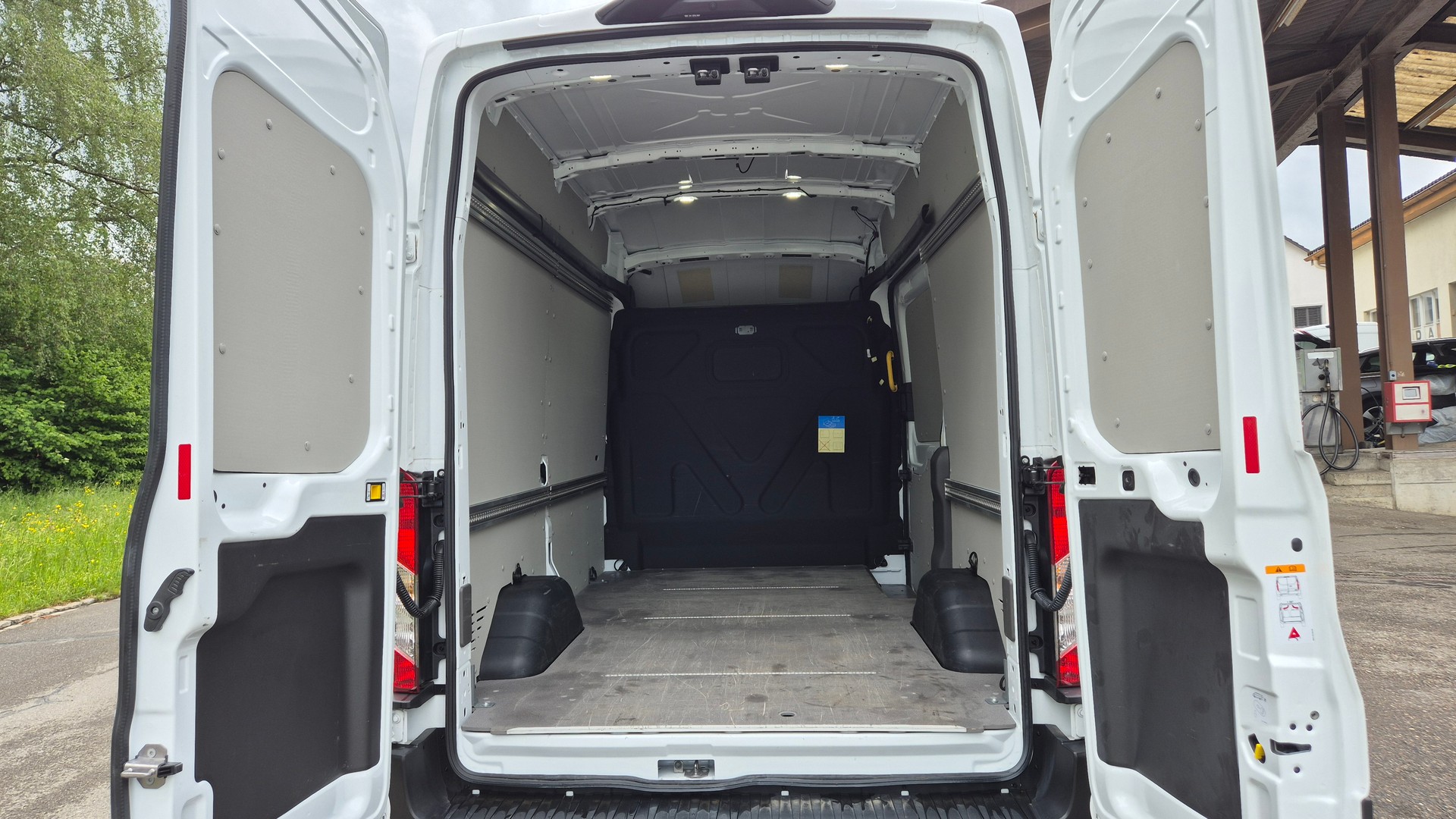 FORD E-Transit Van 350 L2H3 Trend RWD 68kWh-image-7