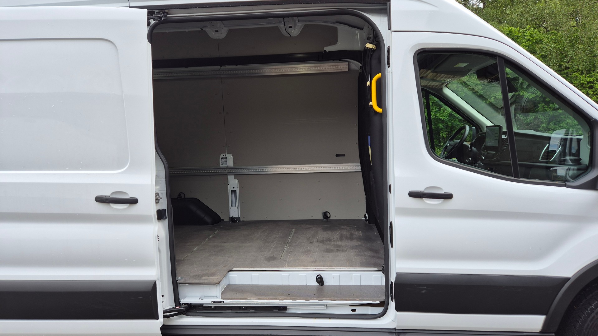FORD E-Transit Van 350 L2H3 Trend RWD 68kWh-image-8