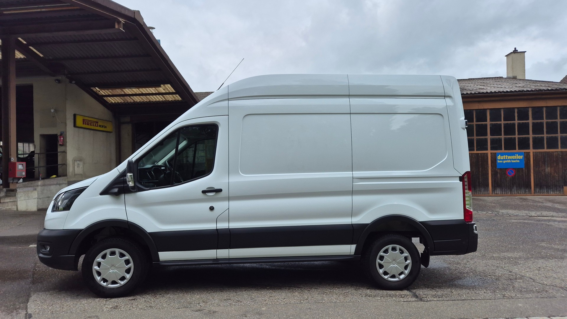 FORD E-Transit Van 350 L2H3 Trend RWD 68kWh-showroom-element-1