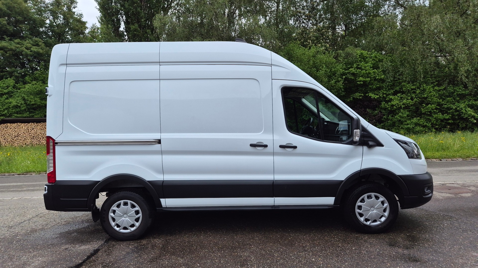 FORD E-Transit Van 350 L2H3 Trend RWD 68kWh-image-4