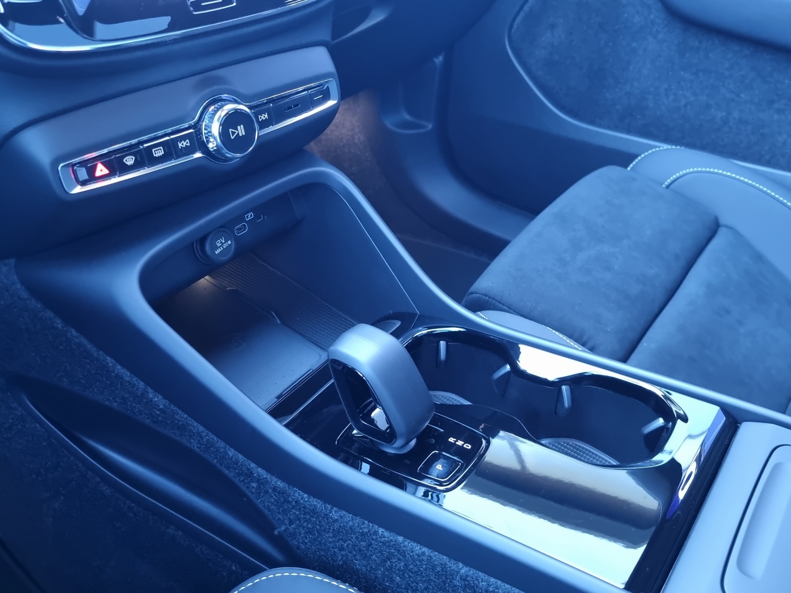 VOLVO EX40 Twin Black Edition AWD-image-13