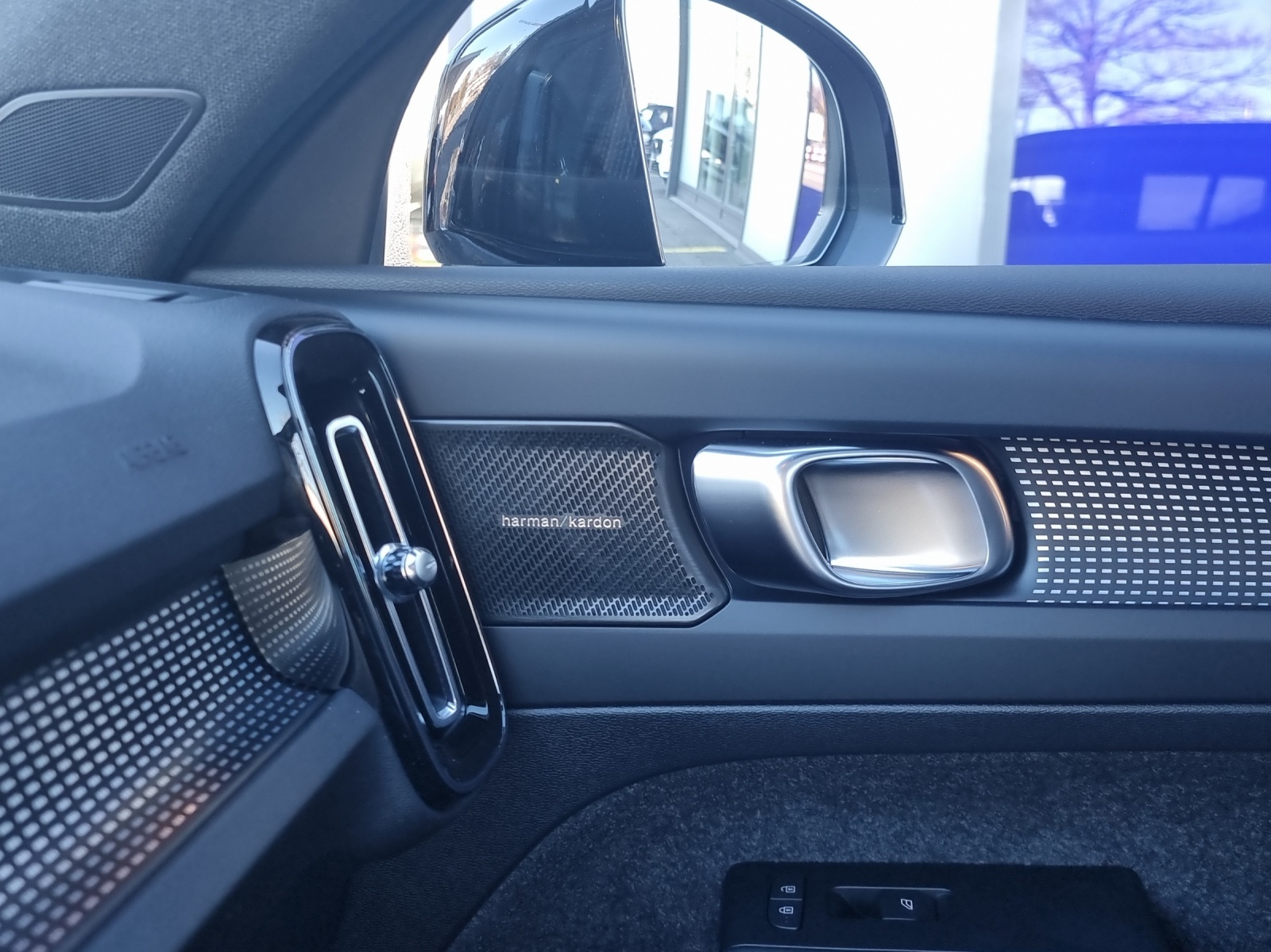 VOLVO EX40 Twin Black Edition AWD-image-12