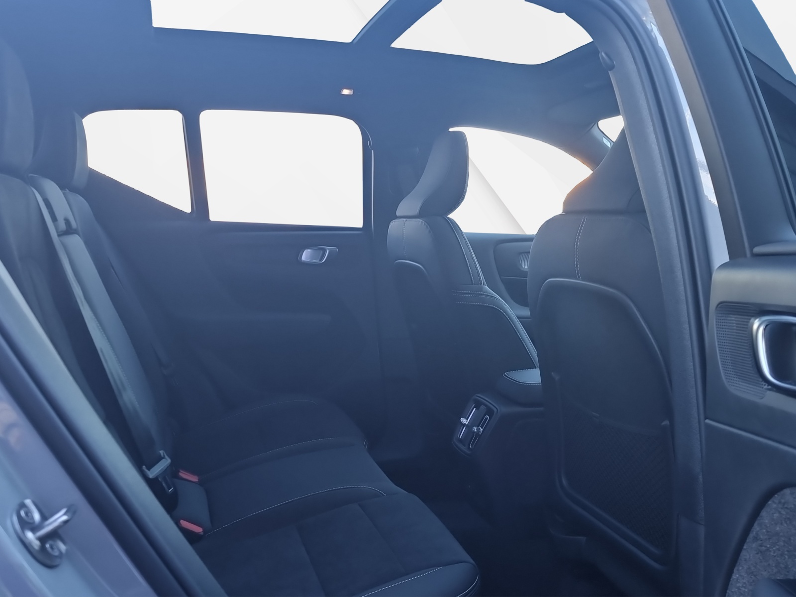 VOLVO EX40 Twin Black Edition AWD-image-9
