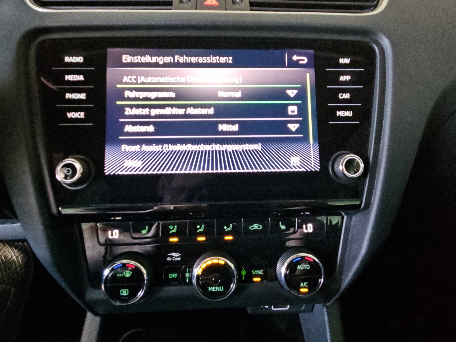SKODA Octavia Combi 2.0 TDI Style 4x4-image-17