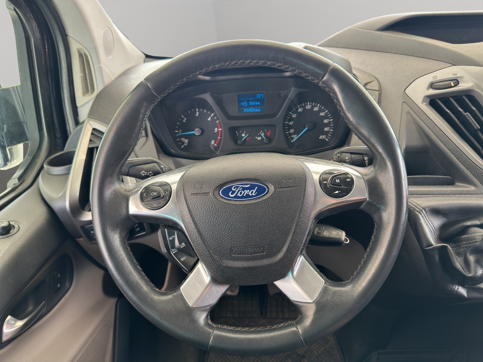 FORD Tourneo Custom 300 L1H1 Limited-image-15