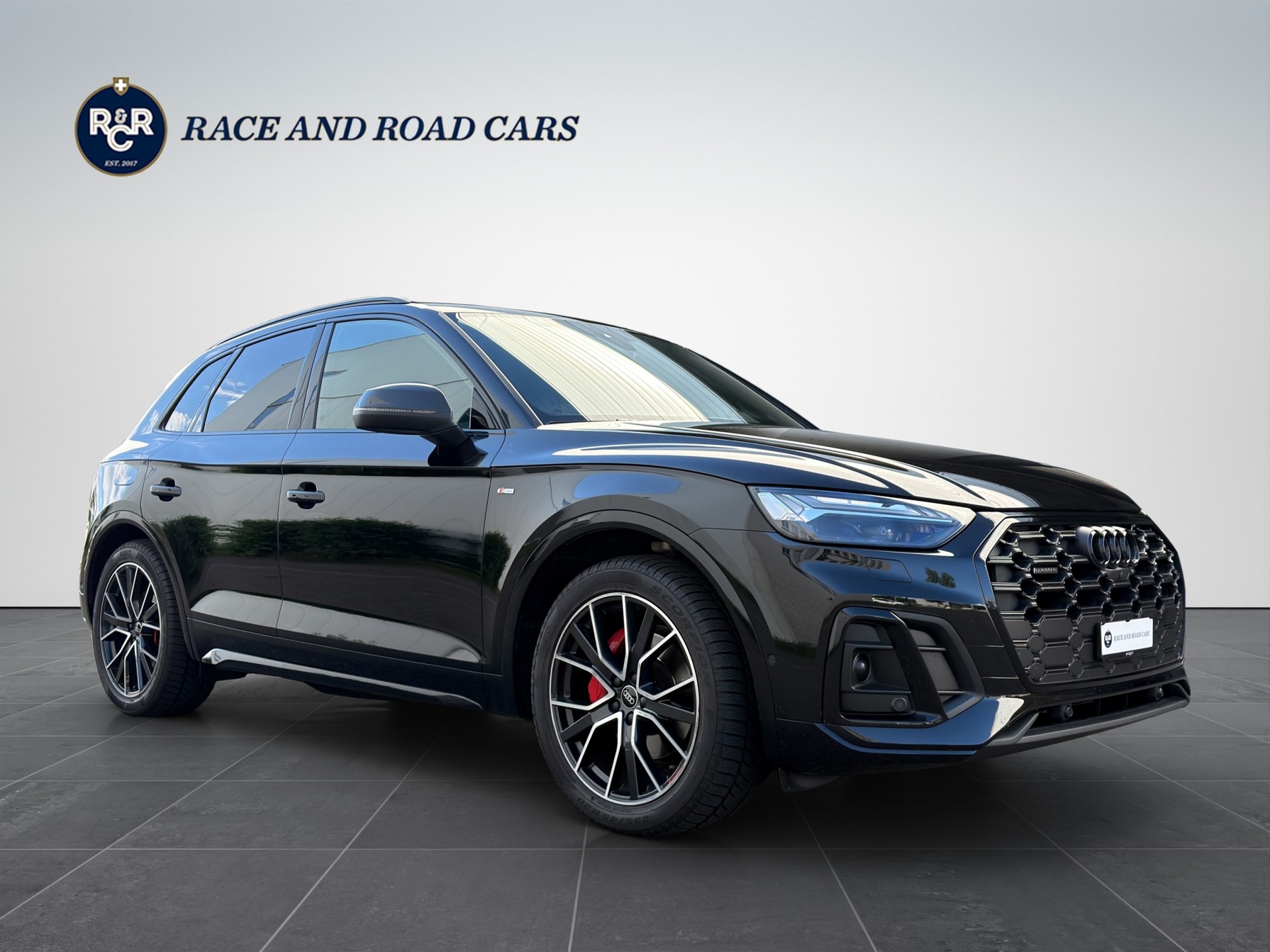 AUDI Q5 2.0 40 TDI - S Line - quattro *Black Edition*-showroom-element-2