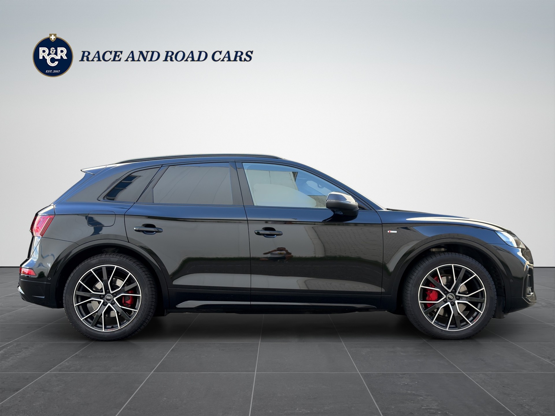AUDI Q5 2.0 40 TDI - S Line - quattro *Black Edition*-showroom-element-3