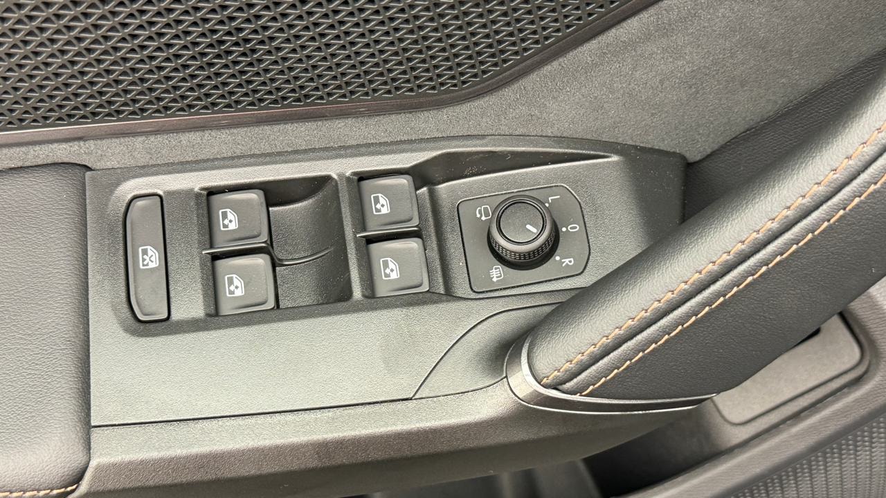 CUPRA LEON 1.5 e-HYBRID pHEV VZ Black Edition-image-8