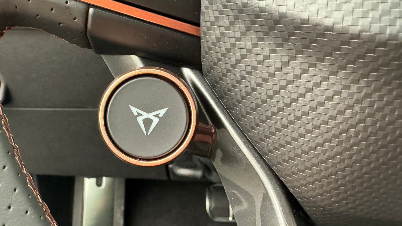 CUPRA LEON 1.5 e-HYBRID pHEV VZ Black Edition-image-9