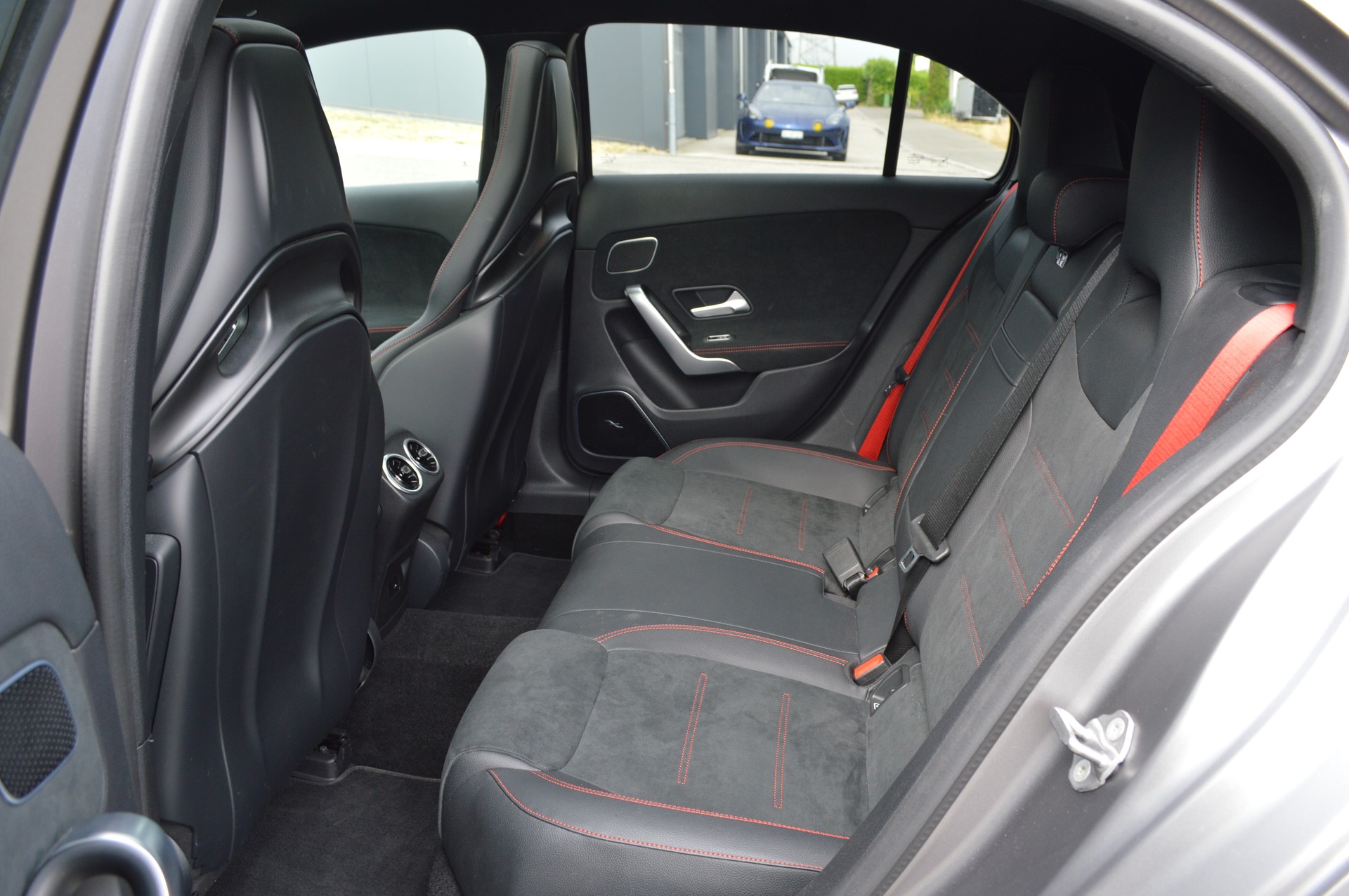 MERCEDES-BENZ A 35 AMG 4Matic Speedshift-image-13
